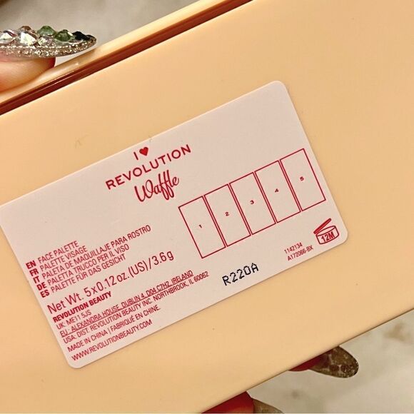 Makeup Revolution Waffle Face Palette Bronzer Contour Highlighter NEW - Picture 6 of 7